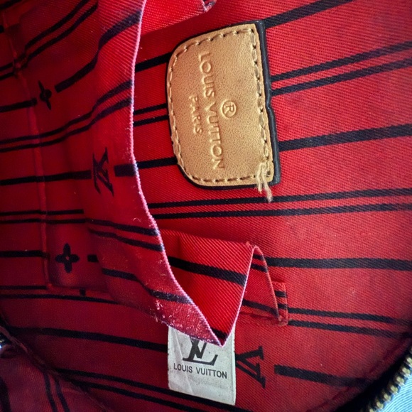 Louis Vuitton Black Crossbody Bag with Monogram Pattern - Picture 6 of 6